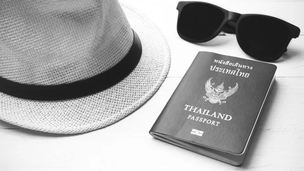 Chapéu óculos de sol e passaporte cor preto e branco — Fotografia de Stock