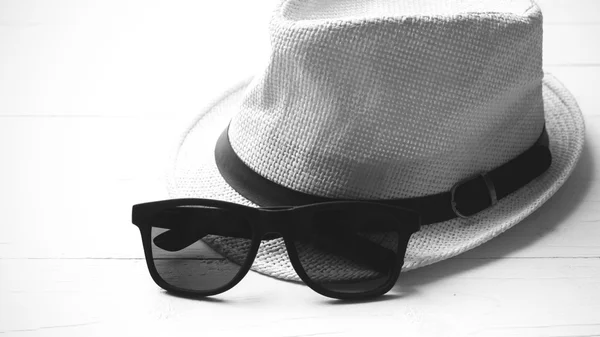 Kolor czarny i biały kapelusz i okulary przeciwsłoneczne — Zdjęcie stockowe