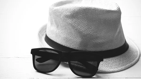 Sombrero y gafas de sol de color blanco y negro —  Fotos de Stock