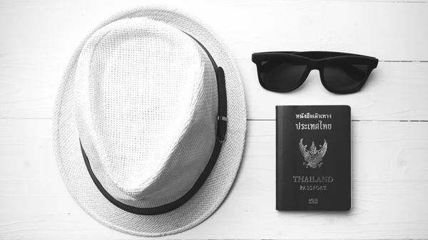 Kapelusz okulary i paszport czarno-biały kolor — Zdjęcie stockowe