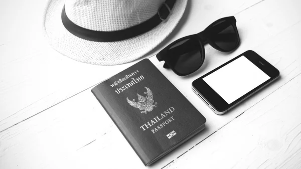 Chapéu óculos de sol telefone inteligente e passaporte cor preto e branco — Fotografia de Stock
