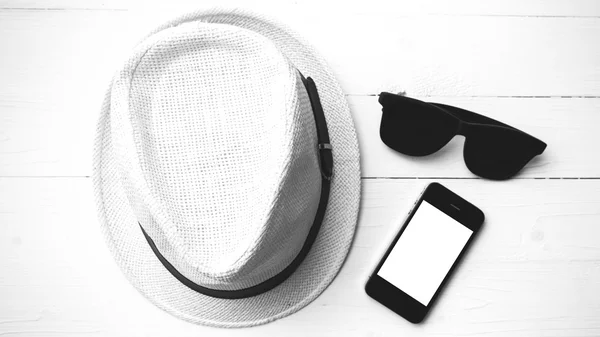 Gafas de sol sombrero y teléfono inteligentenegro y blanco color —  Fotos de Stock