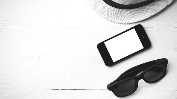 Chapéu óculos de sol e telefone inteligente cor preto e branco — Fotografia de Stock