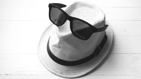 Sombrero y gafas de sol de color blanco y negro —  Fotos de Stock