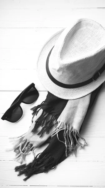 Sombrero y bufanda azul con gafas de sol de color blanco y negro —  Fotos de Stock