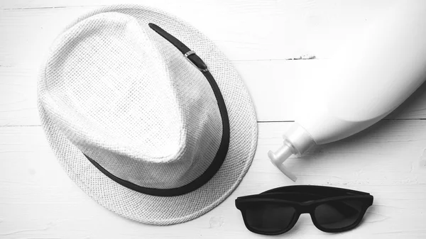 Gafas de sol sombrero y loción corporal color blanco y negro —  Fotos de Stock