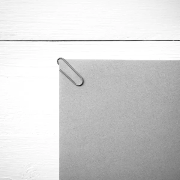 Barna papír zöld iratkapocs fekete-fehér színű — Stock Fotó