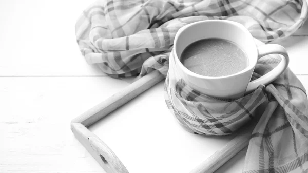 Koffie en sjaal zwart-witte kleur achtergrondstijl — Stockfoto