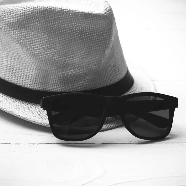 Sombrero y gafas de sol de color blanco y negro —  Fotos de Stock