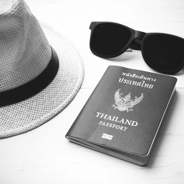 Chapéu óculos de sol e passaporte cor preto e branco — Fotografia de Stock
