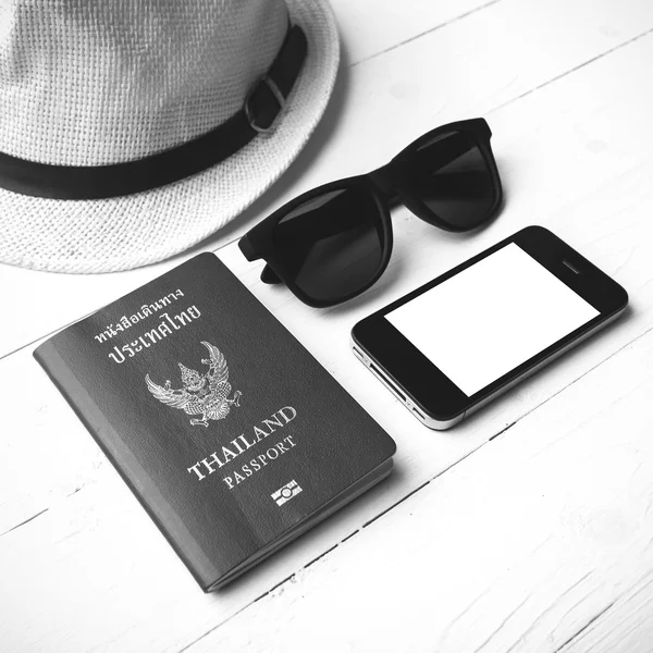 Chapéu óculos de sol telefone inteligente e passaporte cor preto e branco — Fotografia de Stock