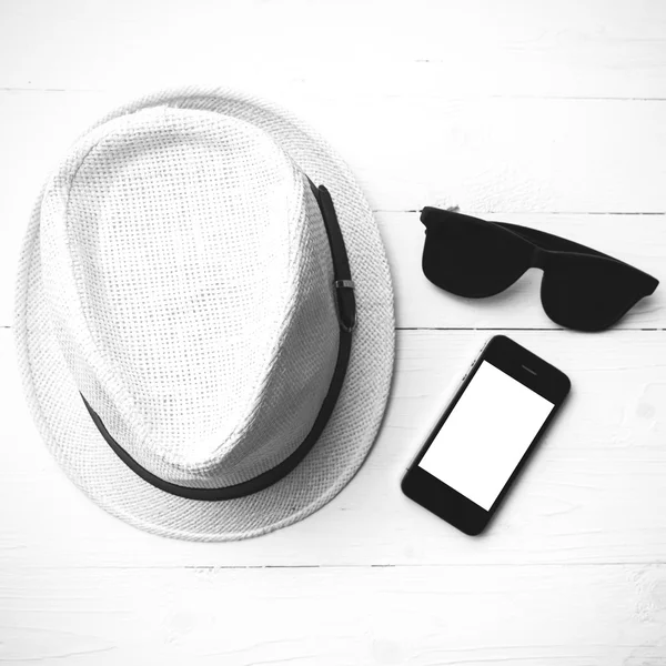 Sluneční brýle klobouk a chytré phoneblack a bílé barvy — Stock fotografie