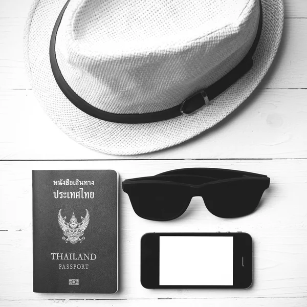 Gafas de sol sombrero teléfono inteligente y pasaporte de color blanco y negro — Foto de Stock