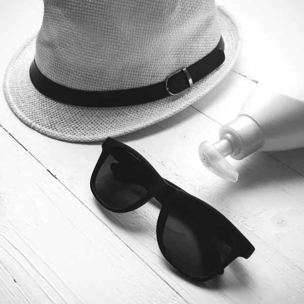 Gafas de sol sombrero y loción corporal color blanco y negro —  Fotos de Stock