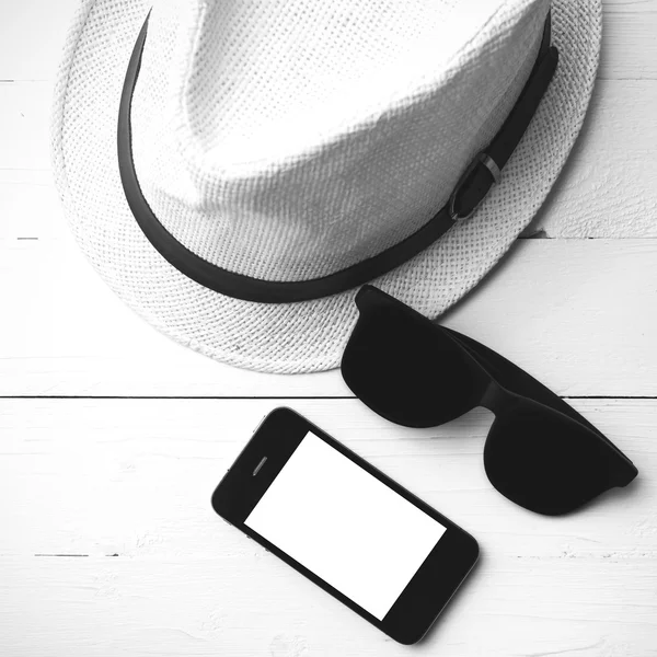 Şapka güneş gözlüğü ve akıllı telefon siyah ve beyaz renk