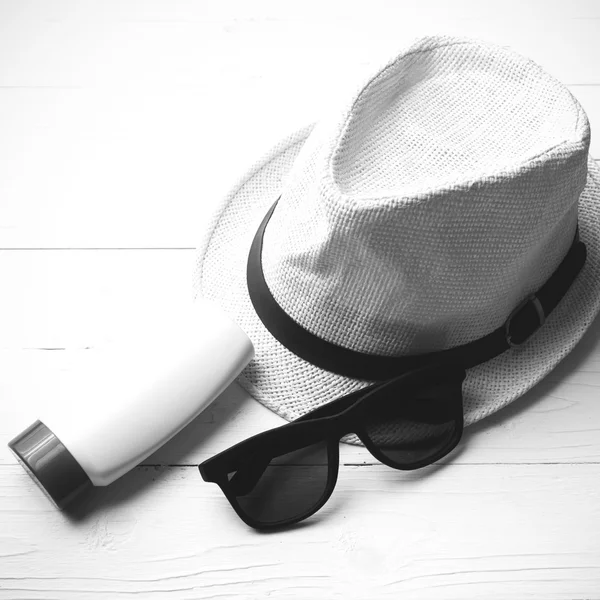 Şapka güneş gözlüğü ve vücut lotionblack ve beyaz renk — Stok fotoğraf