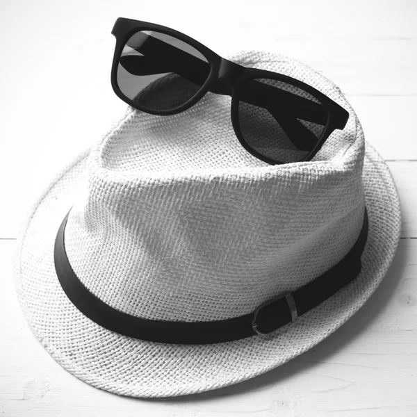 Sombrero y gafas de sol de color blanco y negro —  Fotos de Stock