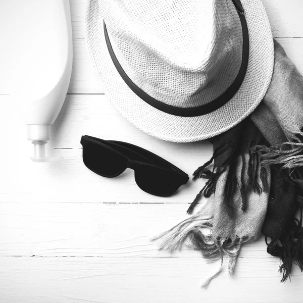 Sombrero y bufanda azul con gafas de sol de color blanco y negro —  Fotos de Stock