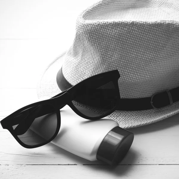帽子サングラスと体の lotionblack やホワイト色 — ストック写真