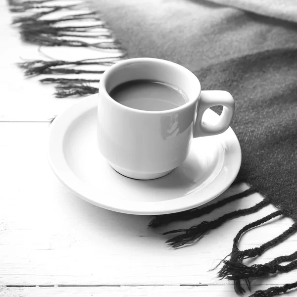 Café et foulard fond noir et blanc couleur — Photo