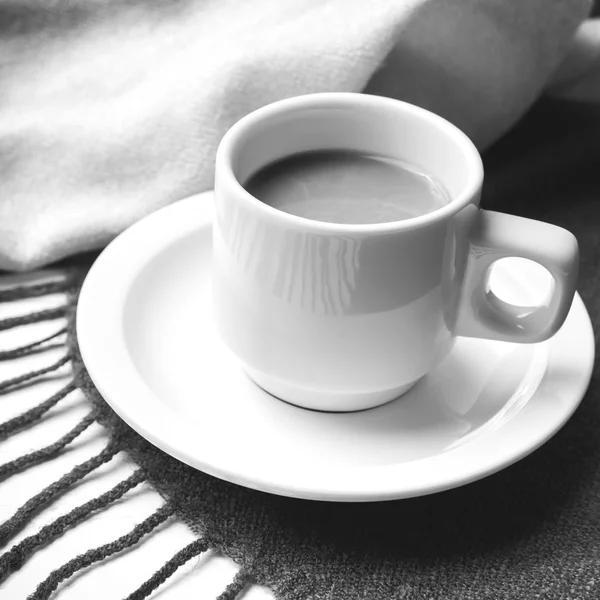 Caffè e sciarpa sfondo colore bianco e nero — Foto Stock