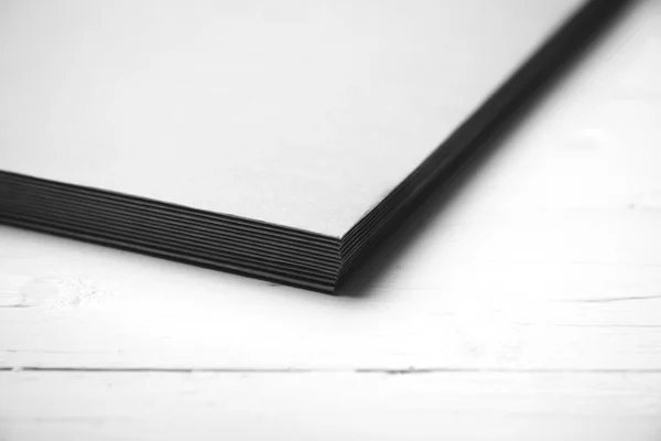 Pequeno de papel de pilha cor preta e branca — Fotografia de Stock