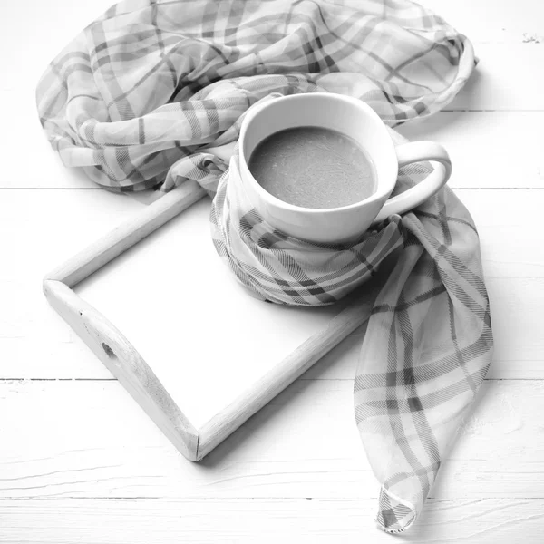 Café et foulard fond noir et blanc style de couleur — Photo