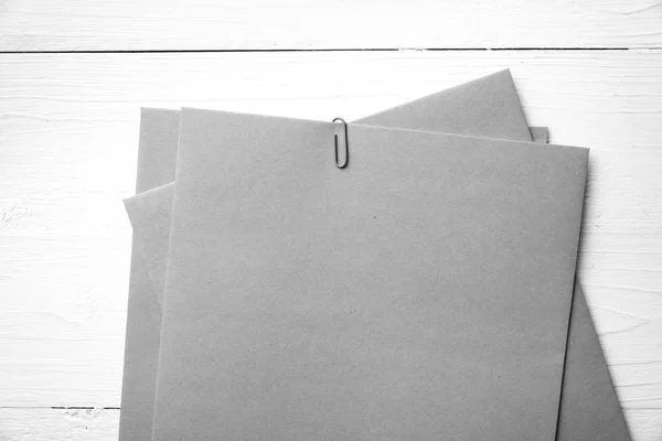 Brązowy papier z kolor zielony spinacz czarno-białe — Zdjęcie stockowe