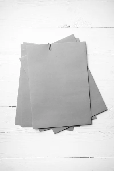 Коричневий папір з зеленим папером чорно-білого кольору — стокове фото