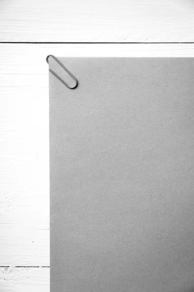 Brązowy papier z kolor zielony spinacz czarno-białe — Zdjęcie stockowe