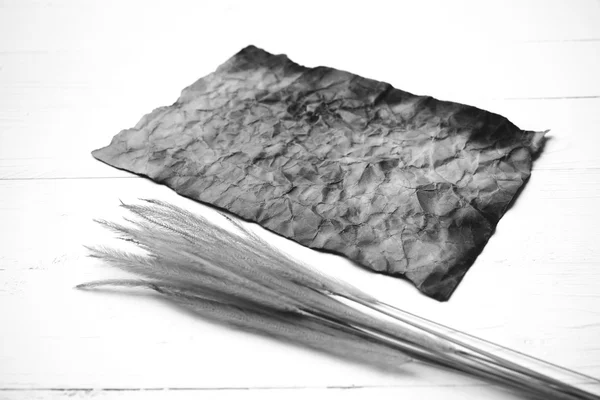 Коричневая бумага и пшеница черно-белого цвета — стоковое фото