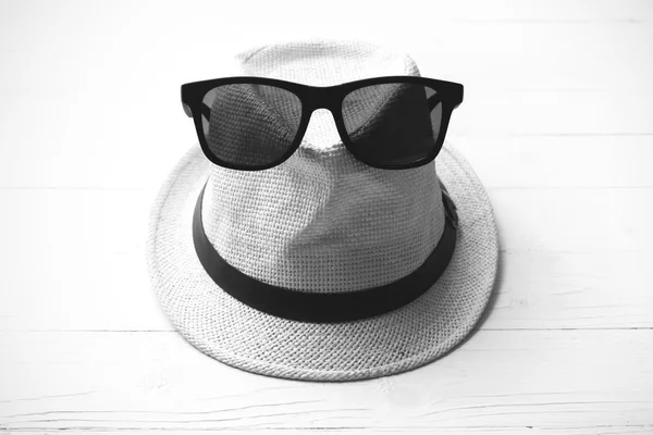 Sombrero y gafas de sol de color blanco y negro —  Fotos de Stock
