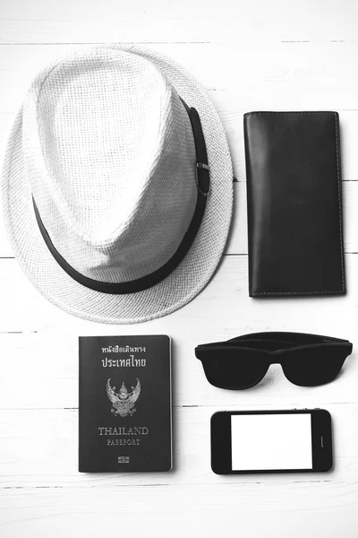 Kapelusz okulary przeciwsłoneczne inteligentnego telefonu i paszportu czarno-biały kolor — Zdjęcie stockowe