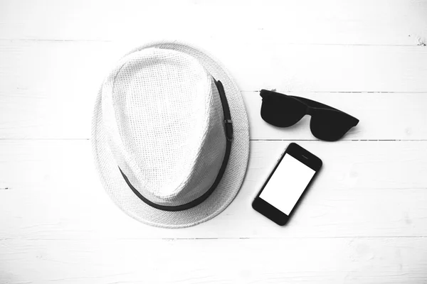 帽子サングラスとスマートの phoneblack と白の色 — ストック写真