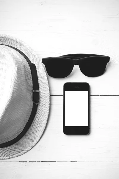 Occhiali da sole cappello e smart phone colore bianco e nero — Foto Stock