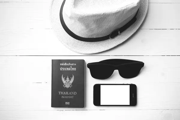 Gafas de sol sombrero teléfono inteligente y pasaporte de color blanco y negro — Foto de Stock