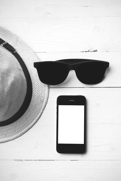 Occhiali da sole cappello e smart phone colore bianco e nero — Foto Stock