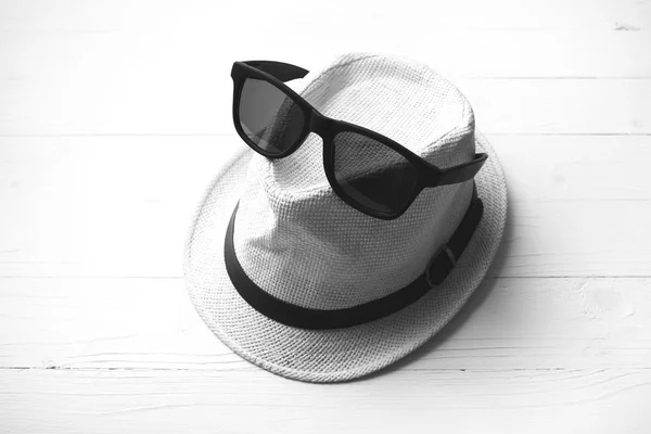 帽子とサングラスの黒と白の色 — ストック写真