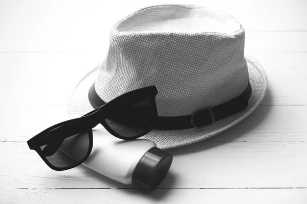 Gafas de sol sombrero y loción para el cuerpocolor blanco y negro —  Fotos de Stock