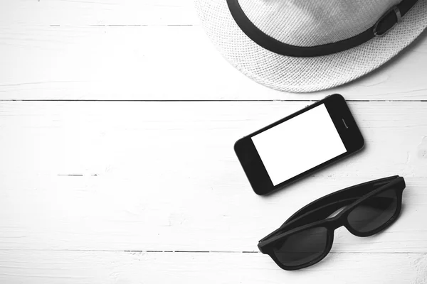 Sluneční brýle klobouk a chytrý telefon černé a bílé barvy — Stock fotografie