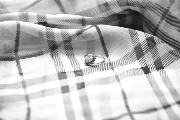 黒と白のスカーフ色のリング — ストック写真