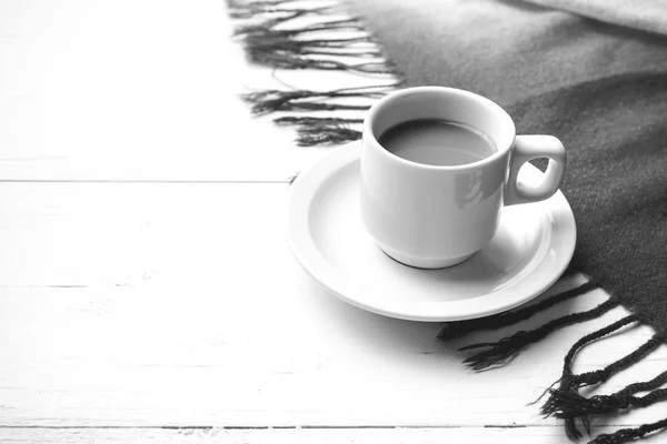 Koffie en sjaal achtergrondkleur zwart en wit — Stockfoto