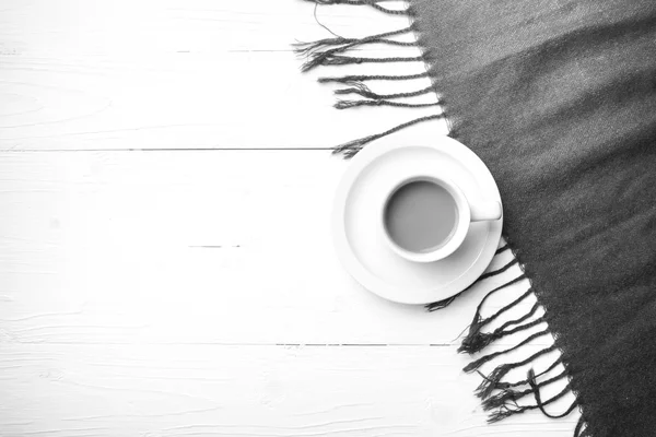 Kawa i szalik czarny i biały kolor tła — Zdjęcie stockowe