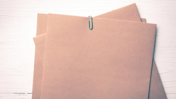 Braunes Papier mit grüner Büroklammer im Vintage-Stil — Stockfoto