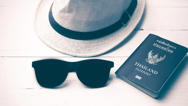 Chapéu óculos de sol e passaporte estilo vintage — Fotografia de Stock