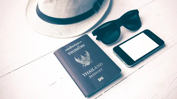 Kapelusz okulary silny telefon i paszport styl vintage — Zdjęcie stockowe