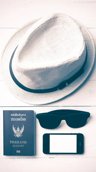 Chapéu óculos de sol telefone inteligente e passaporte estilo vintage — Fotografia de Stock