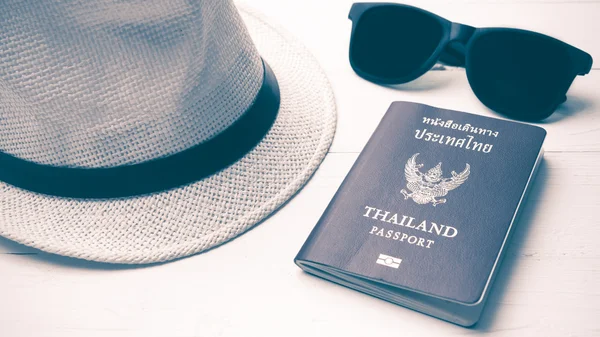 Gafas de sol sombrero y pasaporte estilo vintage — Foto de Stock