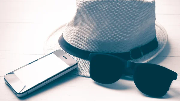 Chapéu óculos de sol e telefone inteligente estilo vintage — Fotografia de Stock