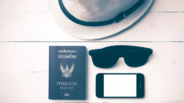 Chapéu óculos de sol telefone inteligente e passaporte estilo vintage — Fotografia de Stock